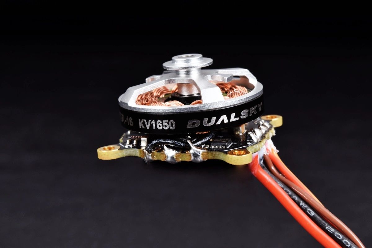 DualSky Typhoon v2 XM2203RTR-16 F3P, sis. säädin.